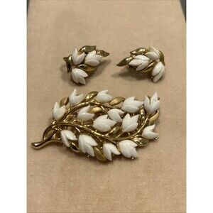 Crown Trifari Brooch Earrings Flower White Lily Tulip Alfred Philippe Gold Tone